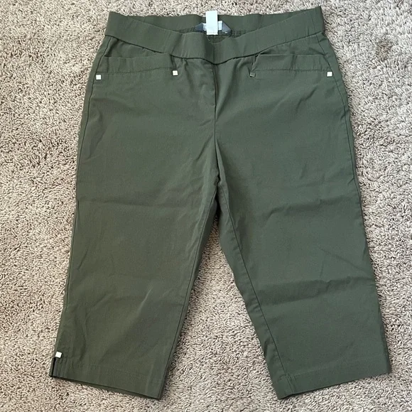 Christopher & Banks Forest Green Women's Bermudas - Picture 1 of 3